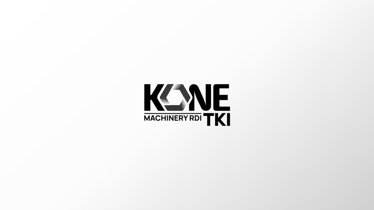Logo, jossa on teksti KONE MACHINERY RDI TKI lihavilla mustilla kirjaimilla valkoisella kaltevuuspohjalla. KONE-kirjaimen O on tyylitelty kerroksellisilla kuusikulmaisilla viivoilla.