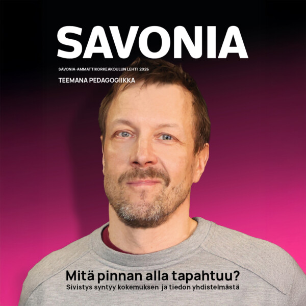 Lyhyet ruskeat hiukset ja partainen mies, jolla on harmaa villapaita, seisoo vaaleanpunaisen ja mustan sävyisen taustan edessä. Hänen ylä- ja alapuolellaan näkyy teksti SAVONIA ja suomenkielisiä lauseita.