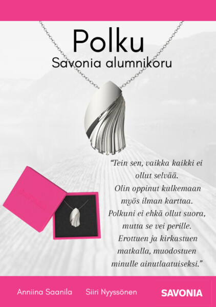 Esillä on hopeinen kaulakoru, jossa on moderni riipus nimeltä Polku, ja siihen sopiva vaaleanpunainen korurasia. Suomenkielinen teksti kuvaa korua Savonia alumni -koruksi, jonka vieressä on runollinen viesti.