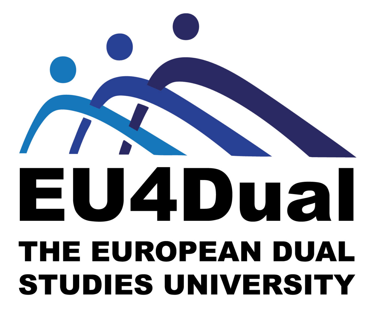 EU4Dualin, eli Euroopan kaksoistutkintoyliopiston, logo, jossa on kolme tyyliteltyä ihmishahmoa sinisissä sävyissä, jotka muodostavat kaaria lihavoidun tekstin ”EU4Dual” yläpuolelle sekä sen alla olevan alaotsikon mustilla isoilla kirjaimilla.