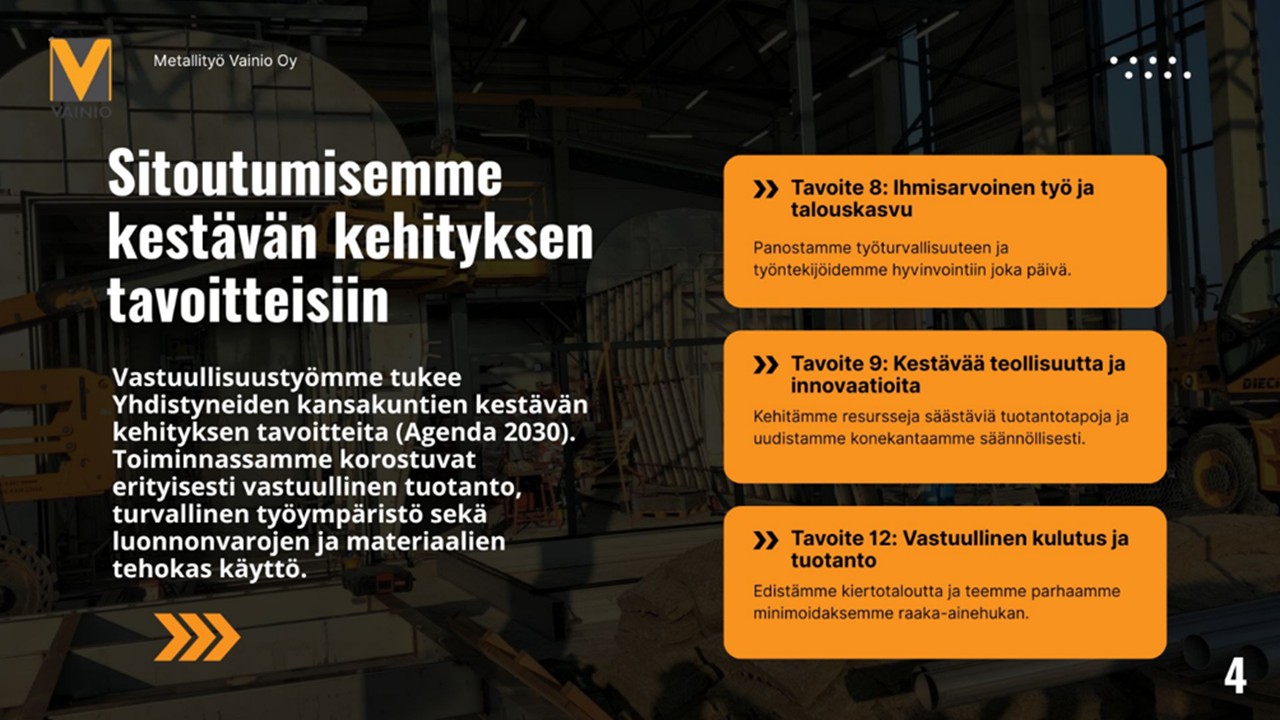 Suomenkielinen esitysdia, jossa on tekstiä kestävän kehityksen tavoitteista sekä kuvakkeita ja oransseja korostuksia; taustalla on haalistunut kuva teollisesta työtilasta, jossa näkyy metallirakenteita ja laitteita.