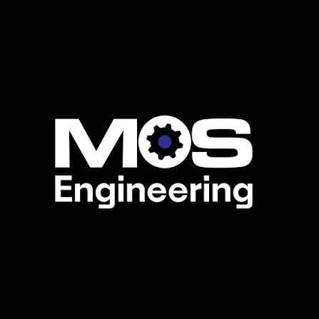 MOS Engineeringin logo. MOS-lyhenteen O-kirjain on muotoiltu hammaspyöräksi, jonka keskellä on sininen piste. Teksti on valkoista mustalla taustalla.