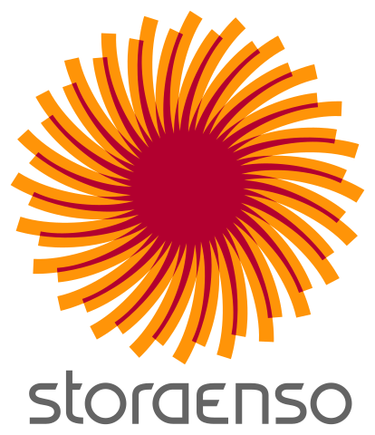 Stora Enso -logo, jossa on tyylitelty, pyöreä oranssi-punainen auringon säteilykuvio yrityksen nimen yläpuolella harmailla pienillä kirjaimilla.