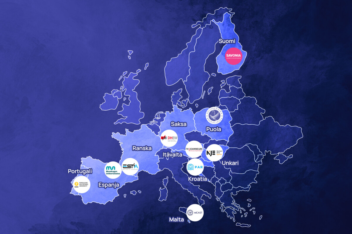 Tummansinisellä Euroopan kartalla on korostettu useita maita, joihin on sijoitettu logoja, jotka yhdistävät ne koulutus- tai organisaatioihin. Suomen alue on merkitty vaaleanpunaisella tekstillä SAVONIA.
