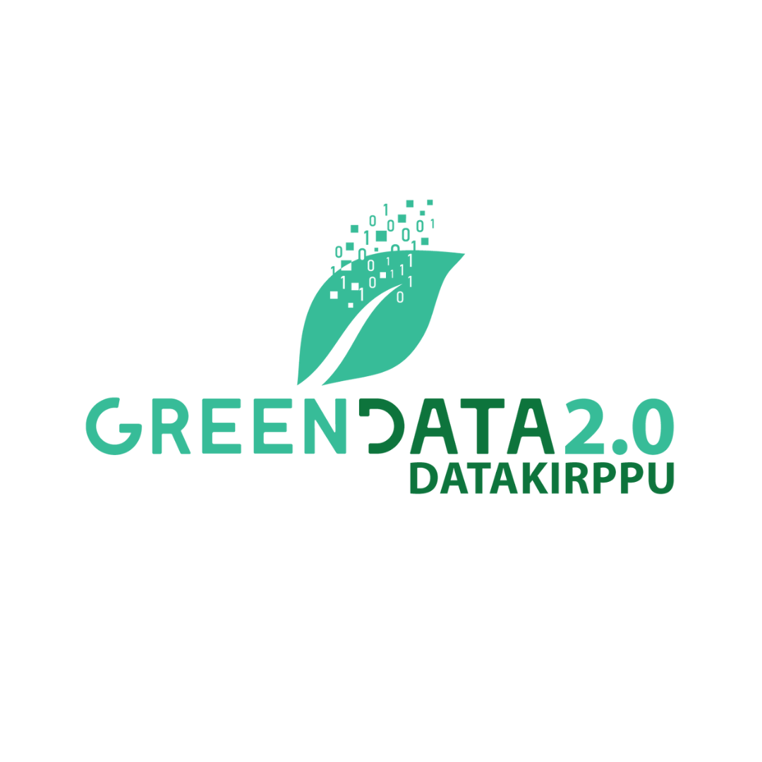 Logo, jossa on vihreä lehti, sen yläpuolella digitaalisia bittejä sekä teksti GREEN DATA 2.0 DATAKIRPPU eri vihreissä sävyissä valkoisella taustalla.