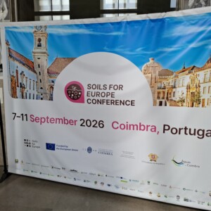 ”Soils for Europe” -konferenssin banneri, joka järjestetään 7.–11. syyskuuta 2026 Coimbrassa, Portugalissa; bannerissa on Euroopan unionin logot ja taustalla Coimbran historiallisia rakennuksia.