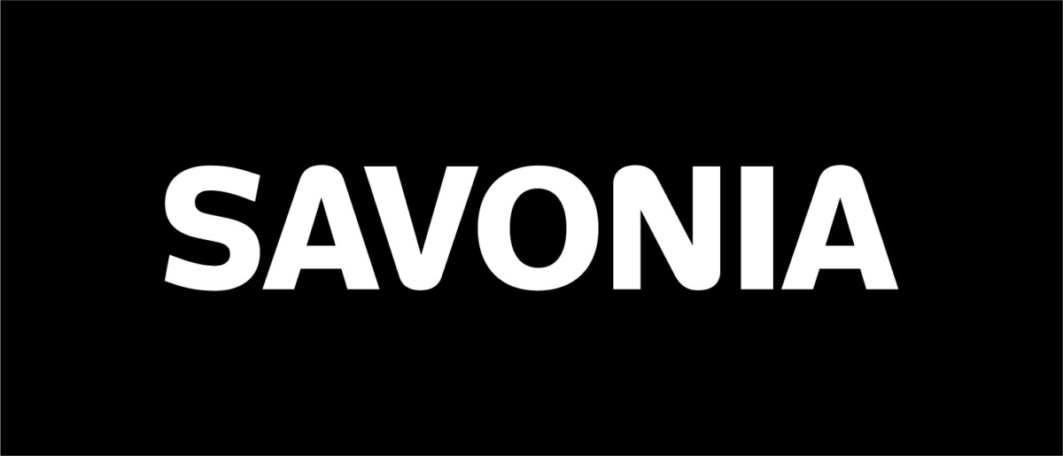 Valkoinen, lihavoitu, isoilla kirjaimilla kirjoitettu teksti ”SAVONIA” keskitettynä tasaiselle mustalle taustalle.