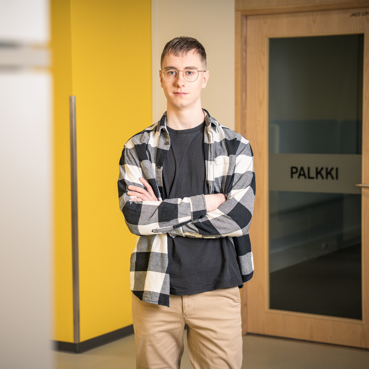 Miesopiskelija seisoo käyvällä.
